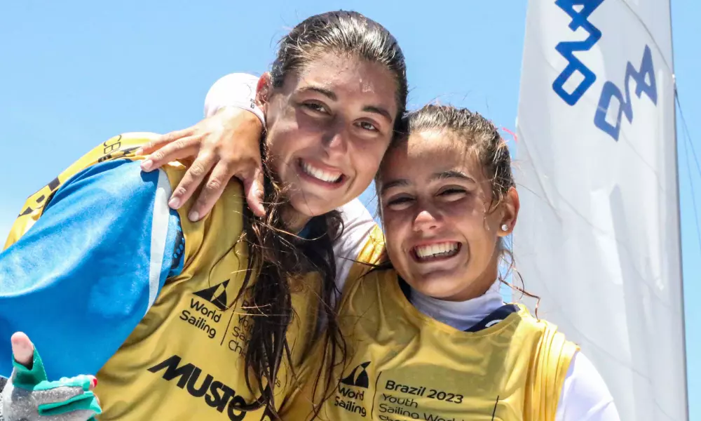 Gabriela Vassel e Joana Gonçalves comemoram o ouro no Mundial da Juventude de vela