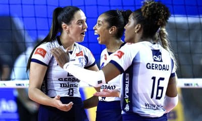 Na imagem, Annie Mitchem comemorando com companheiras do Minas.
