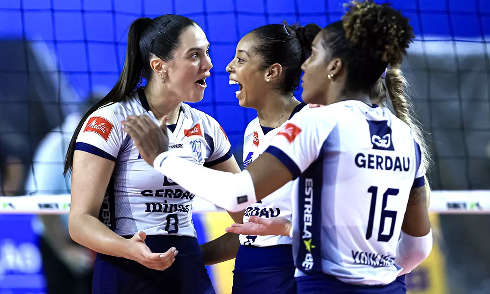 Na imagem, Annie Mitchem comemorando com companheiras do Minas.