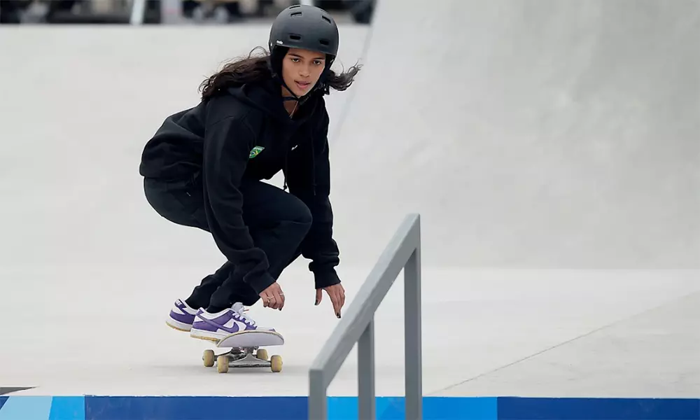 Na imagem, Rayssa Leal se preparando para a manobra. A Fadinha busca vaga na final do Mundial. SLS de San Diego