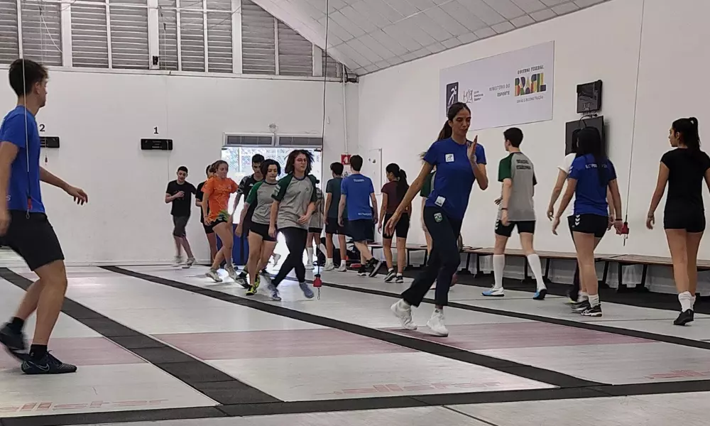 Nathalie Moellhausen durante estágio de treinamento de esgrima para a base no Pinheiros