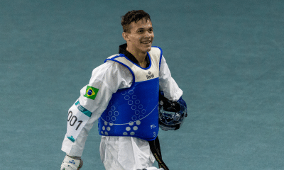 Nathan Torquato segura o capacete e sorri, para o alto. Ele garantiu uma vaga para o Brasil no parataekwondo dos Jogos Paralímpicos de Paris-2024