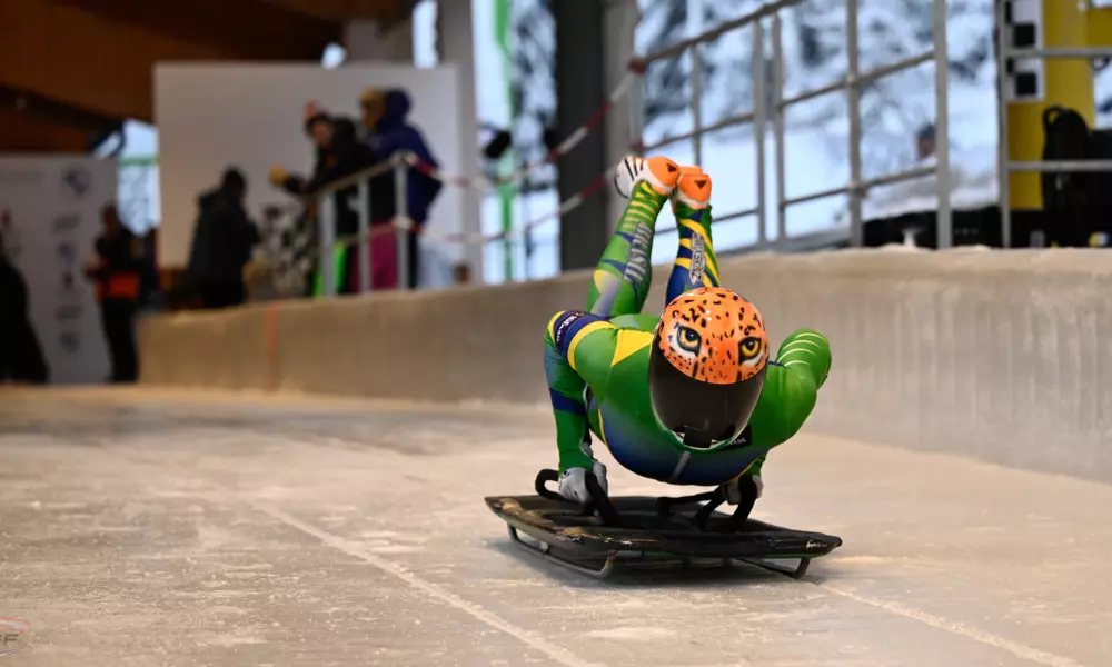 Na imagem, Nicole Silveira durante descida na Copa do Mundo de skeleton.