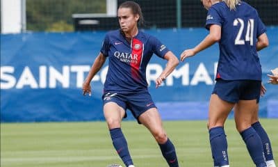 Na imagem, Ana Vitória, girando com a bola para o PSG atacar.