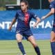 Na imagem, Ana Vitória, girando com a bola para o PSG atacar.