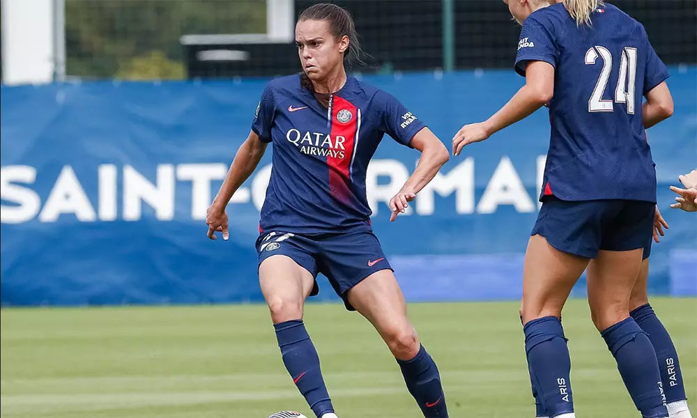 Na imagem, Ana Vitória, girando com a bola para o PSG atacar.