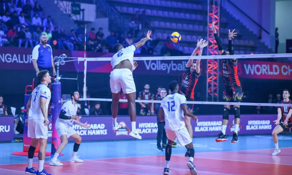 Paulo atacando na pipe contra bloqueio em jogo Minas x Perugia no Campeonato Mundial de Clubes de vôlei masculino
