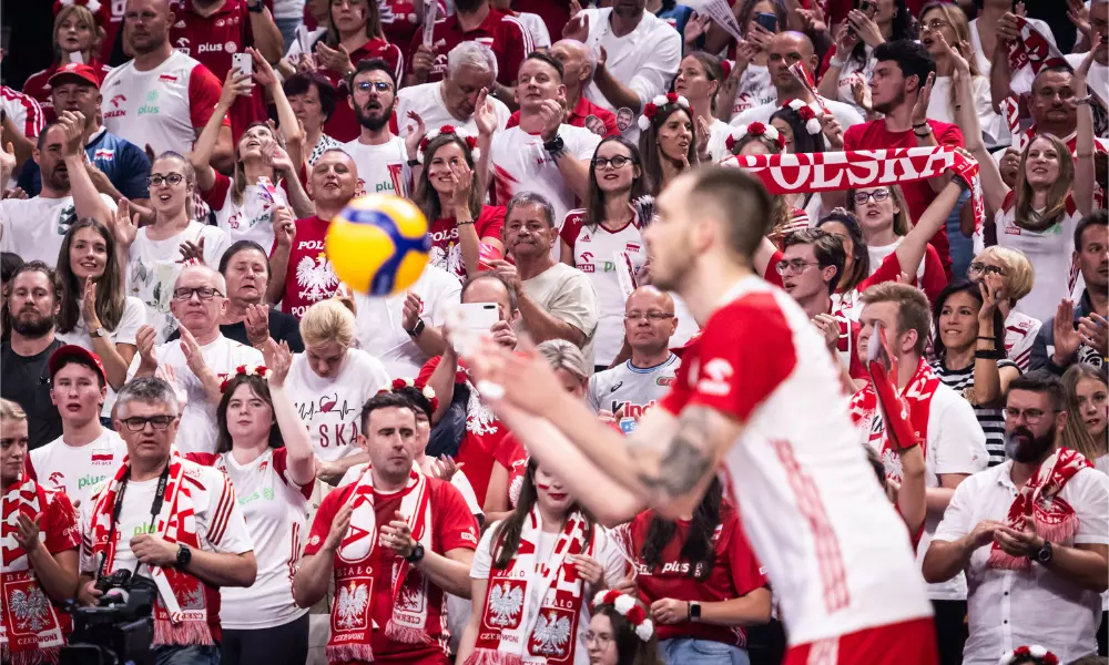 Jogador de vôlei da Polônia faz saque com torcida ao fundo; país receberá finais da Liga das Nações de 2024 - a VNL
