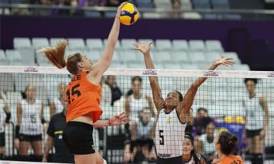 Na imagem, jogadora do Eczacibasi atacando por cima do bloqueio do Praia Clube.