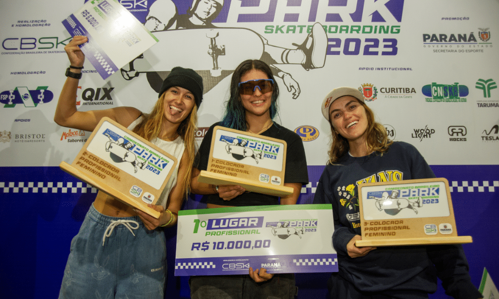 Raicca Ventura no pódio do Campeonato Brasileiro de skate park