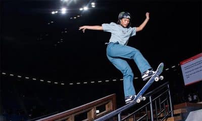 Na imagem, Rayssa Leal descendo o corrimão com uma manobra de tailslide.