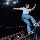 Na imagem, Rayssa Leal descendo o corrimão com uma manobra de tailslide.