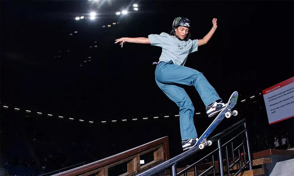 Na imagem, Rayssa Leal descendo o corrimão com uma manobra de tailslide.