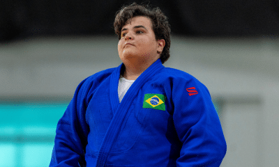Rebeca Silva, de judogi azul, olha fixamente para frente durante disputa do Grand Prix de Tóquio de judô paralímpico