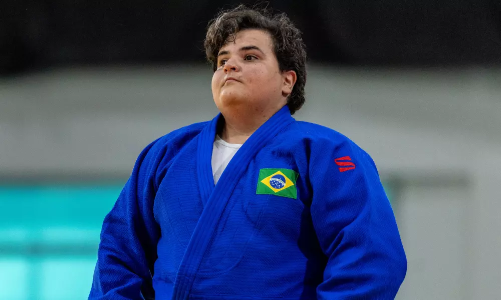 Rebeca Silva, de judogi azul, olha fixamente para frente durante disputa do Grand Prix de Tóquio de judô paralímpico