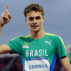 Renan Gallina olha para a câmera e aponta para o céu após vitória nos 200m dos Jogos Pan-Americanos de Santiago-2023