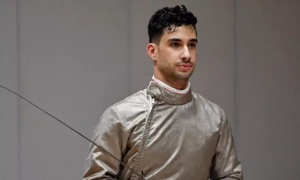 Sabrista Henrique Garrigós em torneio de esgrima