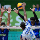 Jogador do Vôlei Renata ataca, enquanto dois do Sada Cruzeiro bloqueiam pela Superliga de vôlei masculino - Copa Brasil ao vivo (Foto: Agência i7)