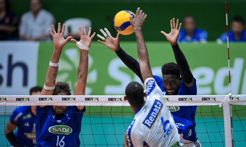 Jogador do Vôlei Renata ataca, enquanto dois do Sada Cruzeiro bloqueiam pela Superliga de vôlei masculino - Copa Brasil ao vivo (Foto: Agência i7)