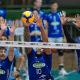 Jogadores do Sada Cruzeiro fazem bloqueio durante partida antes do Mundial de Clubes de vôlei masculino - ao vivo