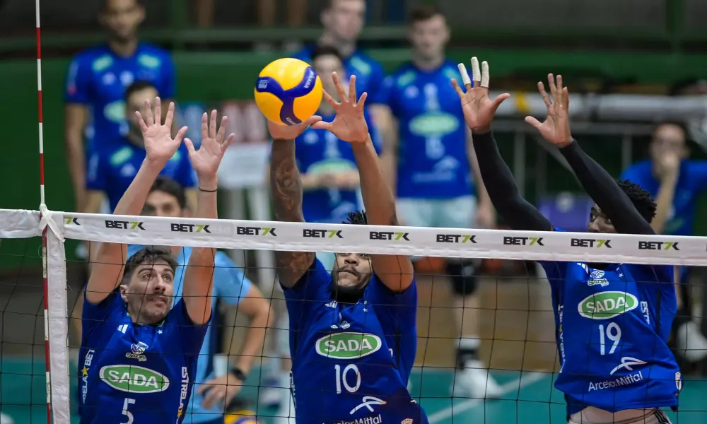 Jogadores do Sada Cruzeiro fazem bloqueio durante partida antes do Mundial de Clubes de vôlei masculino - ao vivo