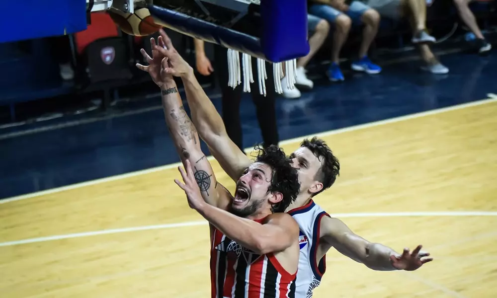 Fischer, do São Paulo, tenta bandeja contra atleta do Nacional na BCLA - Champions League de basquete
