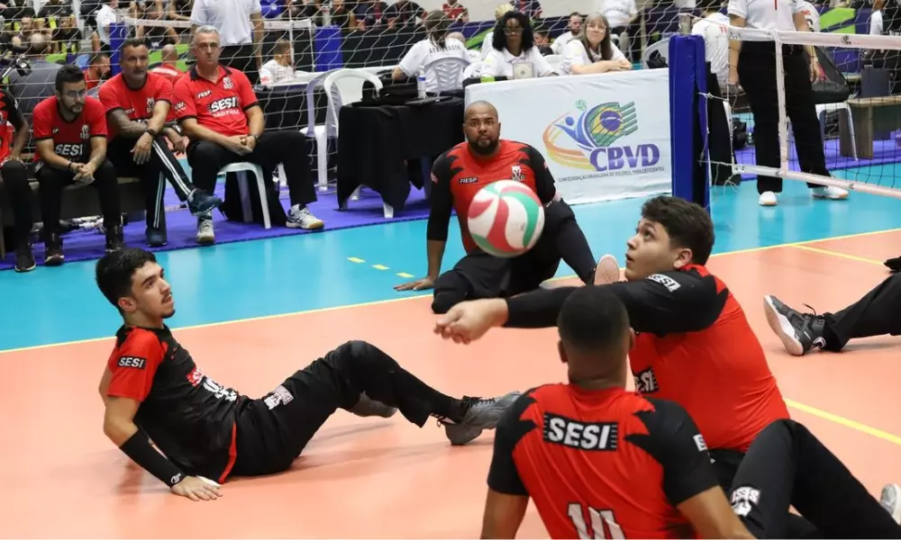 Sesi-SP durante partida de vôlei sentado no Campeonato Brasileiro; a equipe e o Paulistano estão invictas