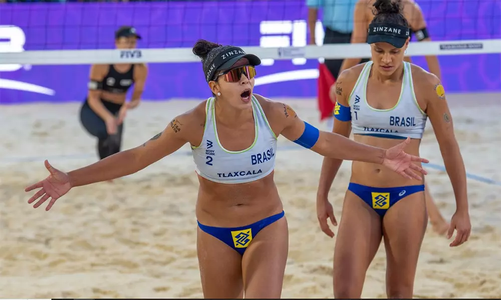 Na imagem, Tainá e Victoria lamentando.