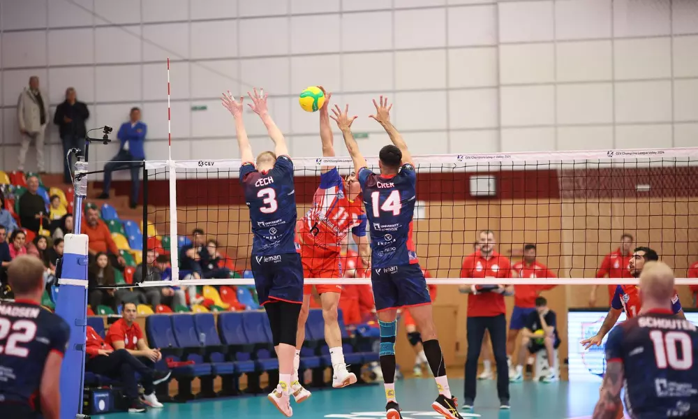 Theo Lopes. do Arcada Galati, ataca bola sobre bloqueio duplo na Champions League de vôlei masculino
