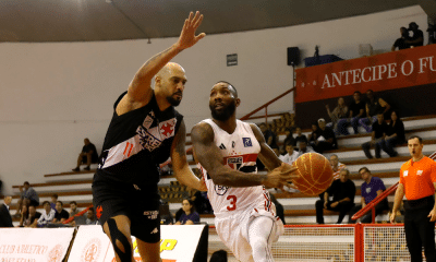 Jogador do Vasco marca atleta do São Paulo em jogo do NBB