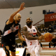 Jogador do Vasco marca atleta do São Paulo em jogo do NBB