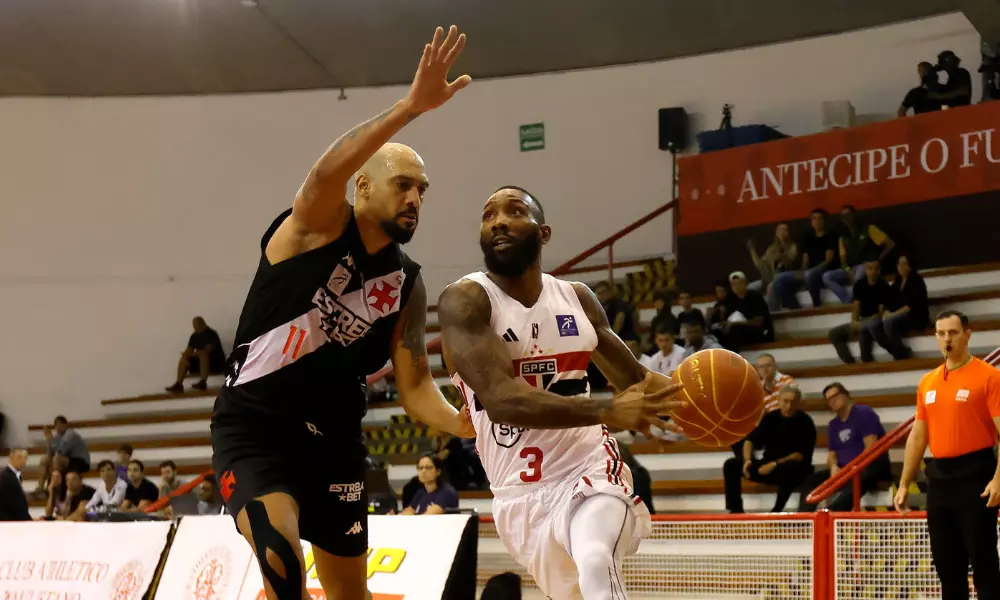 Jogador do Vasco marca atleta do São Paulo em jogo do NBB