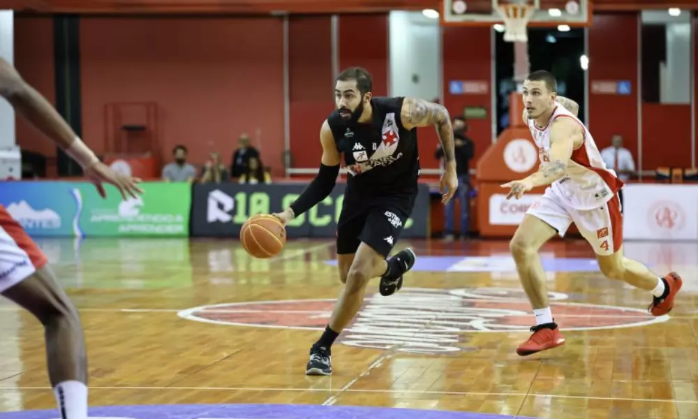 Jogador do Vasco conduz a bola no jogo contra o Paulistano no NBB