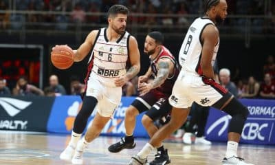 Jogadores do Flamengo conduzem a bola em partida do NBB