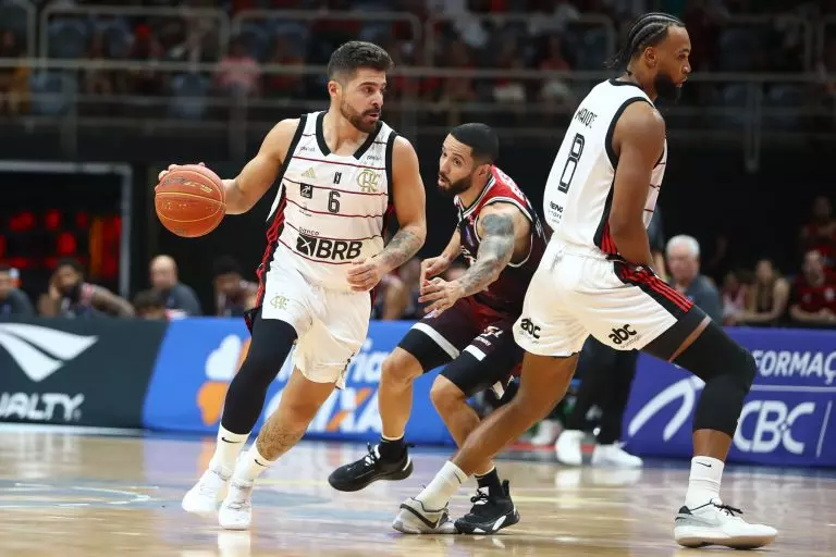 Jogadores do Flamengo conduzem a bola em partida do NBB