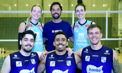 William Arjona pousa para foto ao lado de levantadores do Minas Tênis Clube