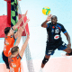 Aboubacar Dramé ataca bola em jogo do Tours na Champions League de vôlei masculino