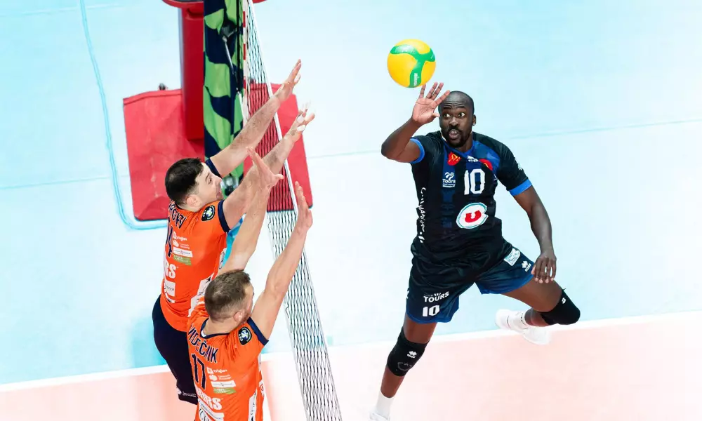 Aboubacar Dramé ataca bola em jogo do Tours na Champions League de vôlei masculino