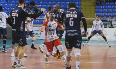Jogadores do Apan Blumenau comemoram vitória na Superliga. TIme participa do Sul-Americano de Clubes de vôlei masculino