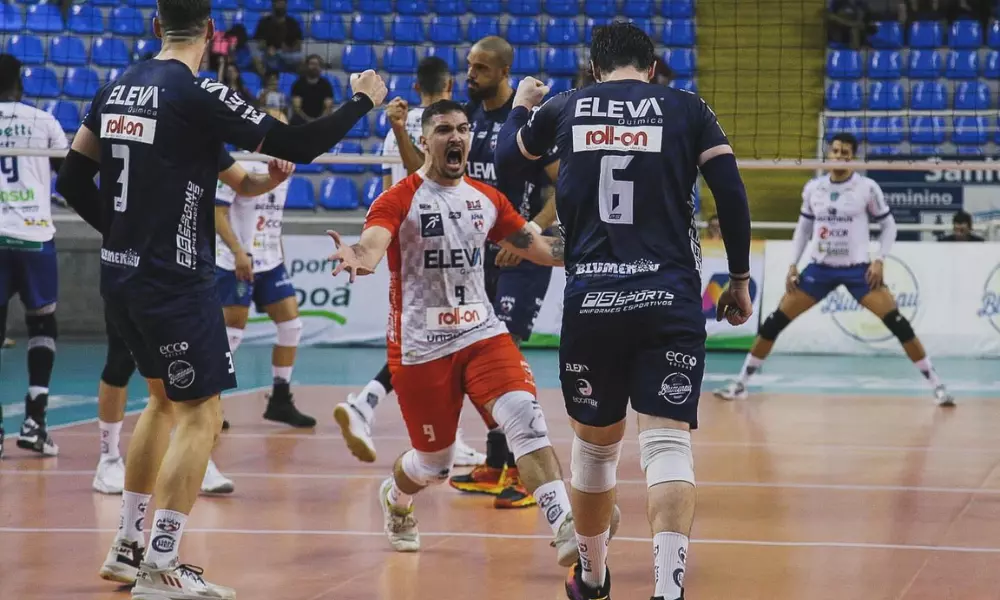 Jogadores do Apan Blumenau comemoram vitória na Superliga. TIme participa do Sul-Americano de Clubes de vôlei masculino