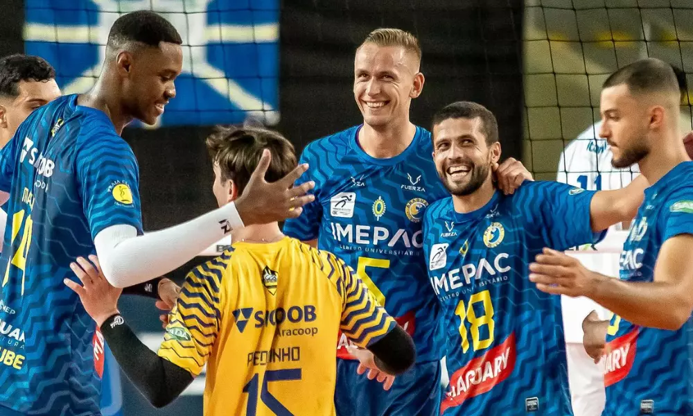 Araguari comemora ponto contra Apan Blumenau na Superliga Masculina de vôlei