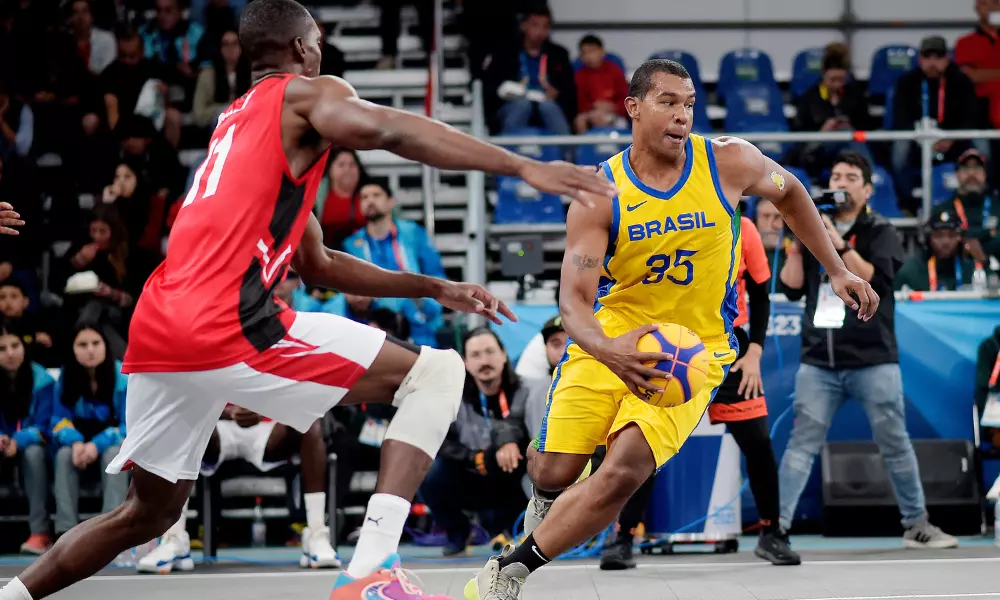 Jonatas Mello, da seleção brasileira de basquete 3x3, durante disputa do Pan de Santiago-2023; equipe estará no Pré-Olímpico brigando por vaga em Paris-2024