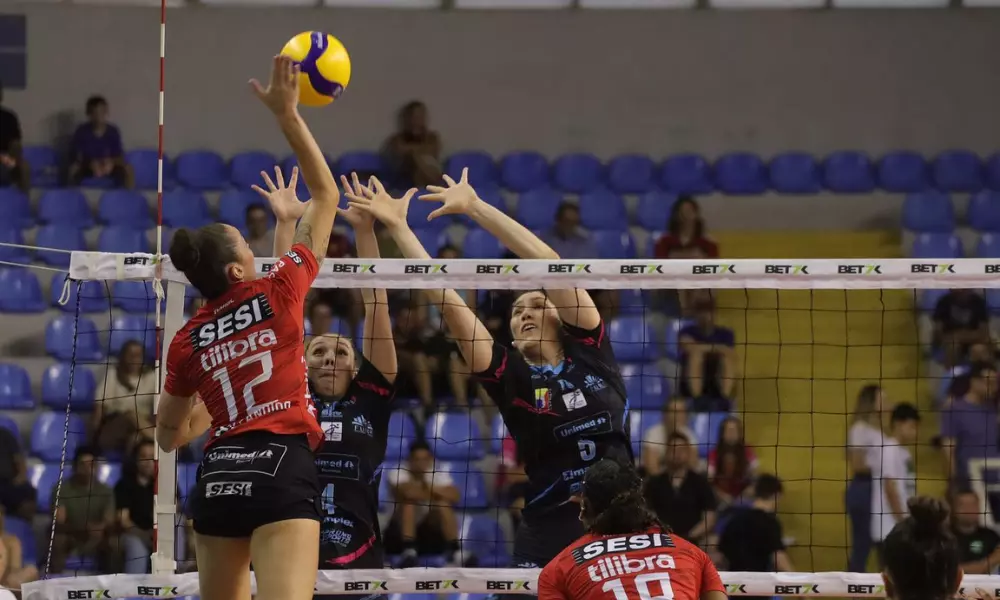 Gabi Cândido, do Sesi Bauru, ataca contra o bloqueio do Bluvôlei