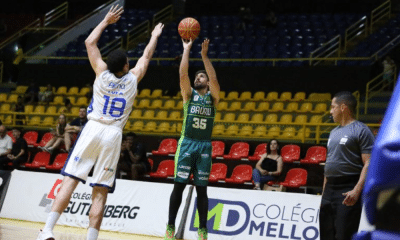 Jogador do Bauru faz arremesso no jogo contra Mogi no NBB