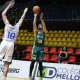 Jogador do Bauru faz arremesso no jogo contra Mogi no NBB