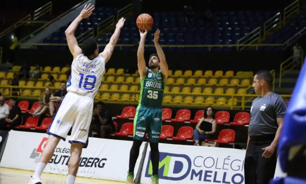 Jogador do Bauru faz arremesso no jogo contra Mogi no NBB