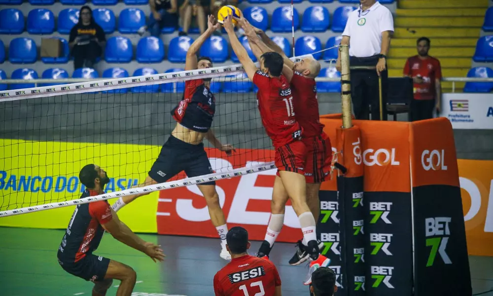 Jogadores de Sesi Bauru e Blumenau disputam bola na rede em jogo da Superliga Masculina de vôlei