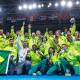 atletas e comissão técnica do boxe brasileiro pousam para foto em cima do ringue dos jogos pan-americanos santiago-2023