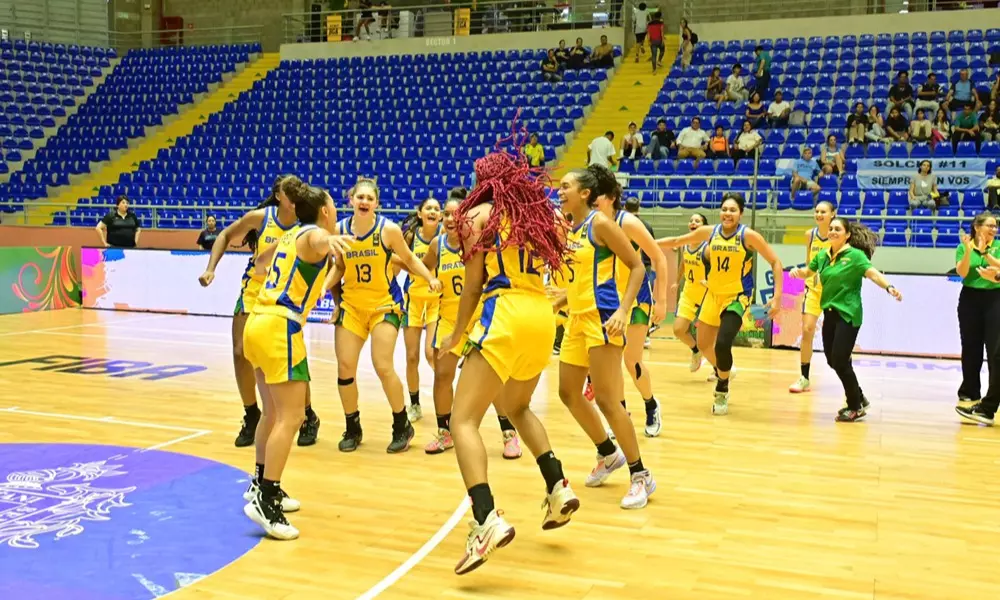 Brasil comemora vitória sobre Venezuela no Sul-Americano Sub-17 de basquete feminino