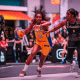 Jogadora do Brasil conduz a bola contra a Colômbia em jogo da Americup 3x3